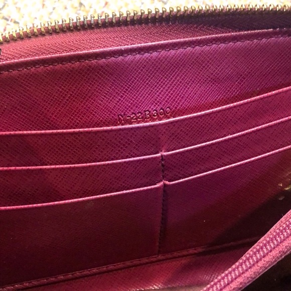 SALVATORE FERRAGAMO Gancini Fuchsia Leather Full Zip Continental Wallet WITH BOX - Picture 14 of 17